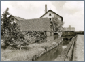 Mühlgraben zur Walkmühle, Nachfolgebau der 1868 abgebrannten Walkmühle vor Schornstein, kurz vor Abbbruch 1934, hinter Brücke die überdachte Wasserradgrube, Stadtplanungsamt Dresden, Bildstelle, 