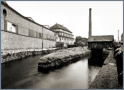 Blick flussaufwärts zur Spiegelschleife 1937, links die 1927/30 errichtete und heute noch vorhandene ehem. Wagenhalle der Konsumgenossenschaft, davor mit  Abstand der Mühlgraben, anschl. der ehem. Floßgraben zum Hereinführen des Floßholzes